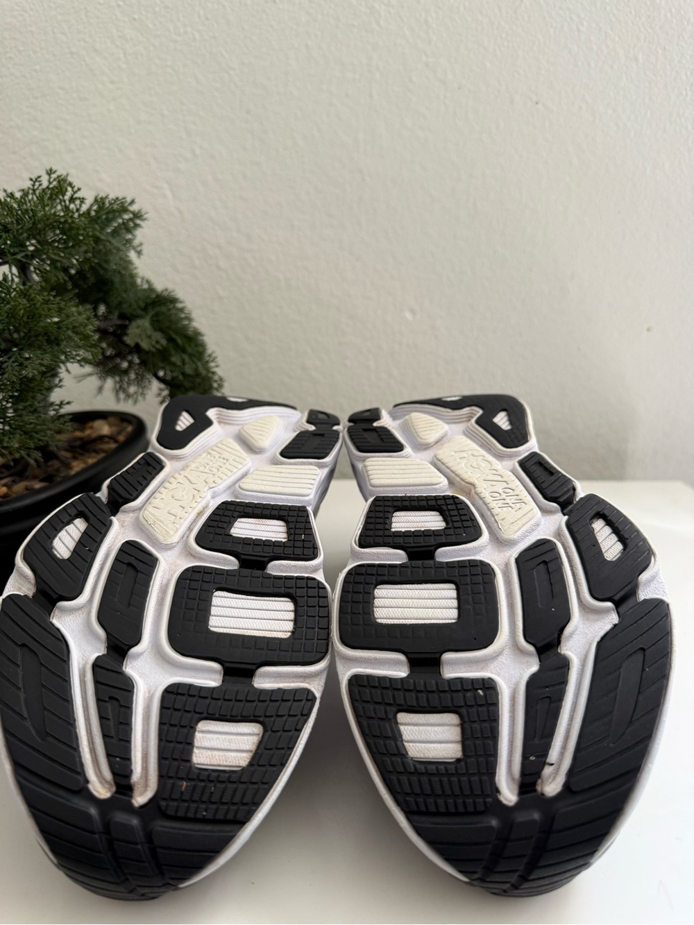 Hoka Bondi 7 women size 8 black and White Bondi 7 Women's Athletic - Picture 12 of 14
